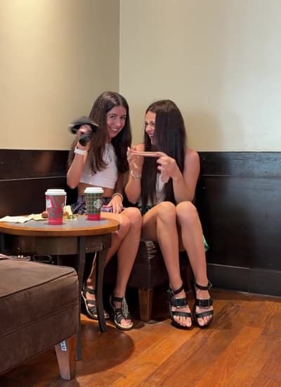 Màn gạ tình táo bạo của hai mỹ nhân dâm đãng tại quán cafe